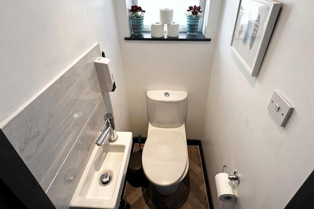 Green Haven Villa - 4Br Spacious House With Hot Tub, Ample Parking, Air Condition, Wifi, Netflix, Patio & Garden 基德灵顿 外观 照片